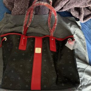 MCM MEDIUM REVERSIBLE LIZ SHOPPER IN VISETOS BLACK RED AND WHITE